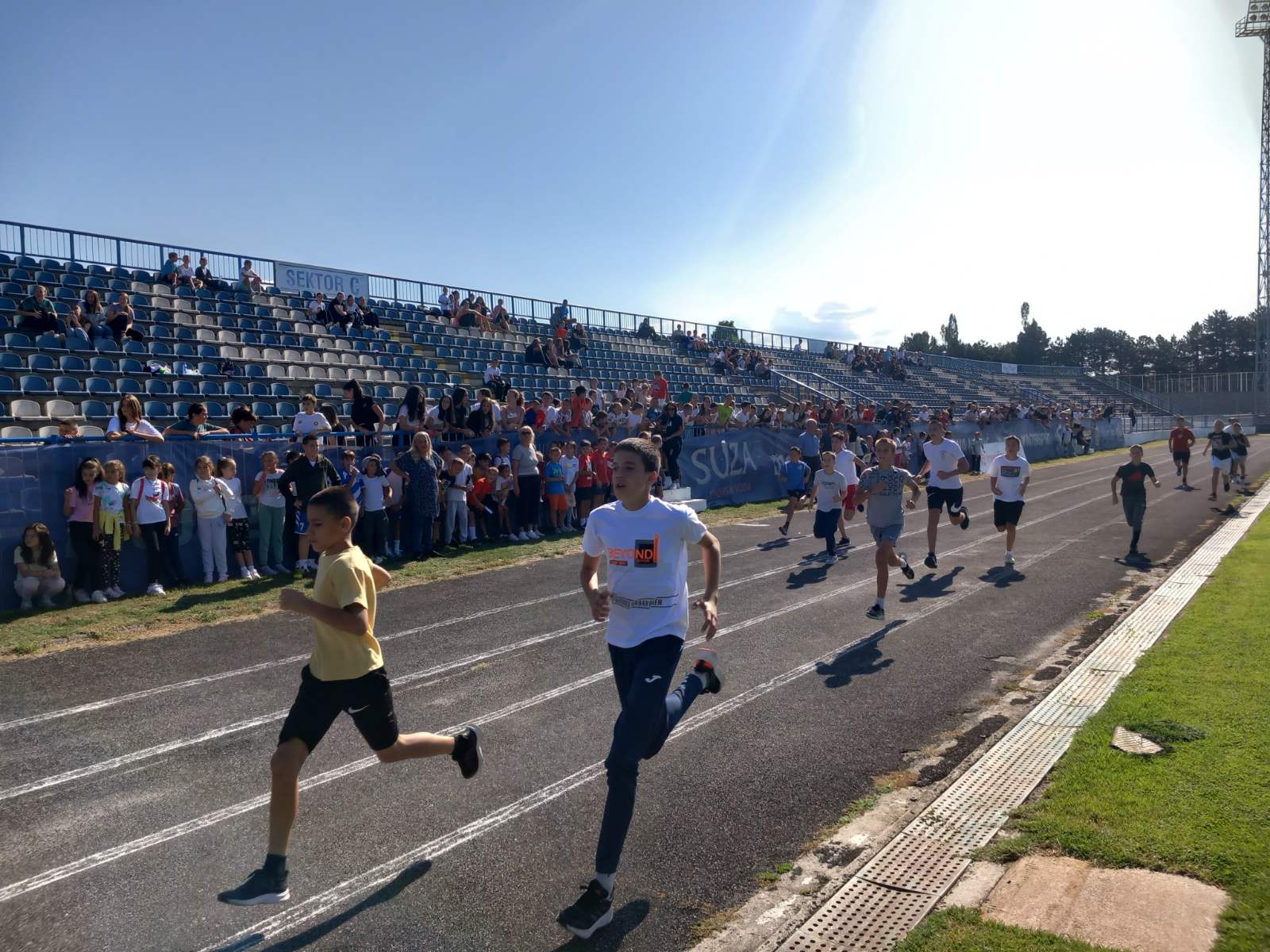 8 dječaci finiš